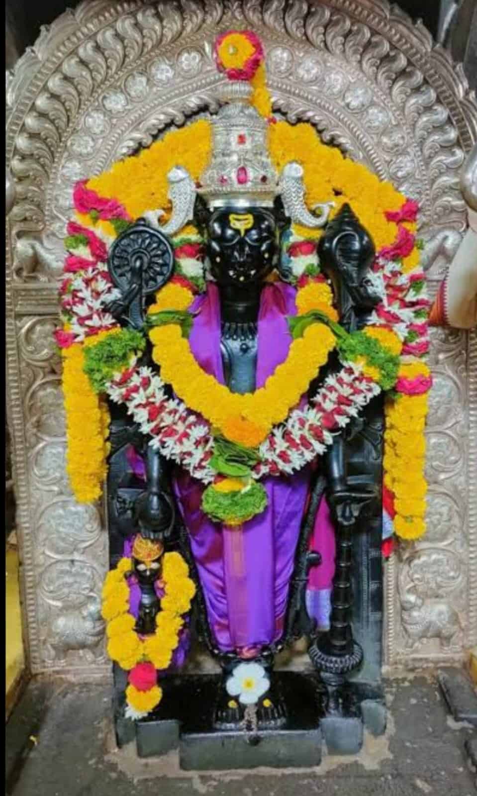 बार्शीत रंगणार ‘श्री भगवंत’ भक्तीचा जागर; प्रगट दिनाच्या पूर्वसंध्येला विजय थोरात यांच्या भजनाचे अनावरण